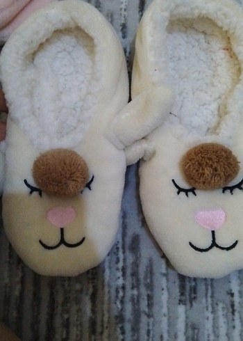 Kızlar için Beyaz Nakışlı Kürklü Ev Terliği - Görsel 3