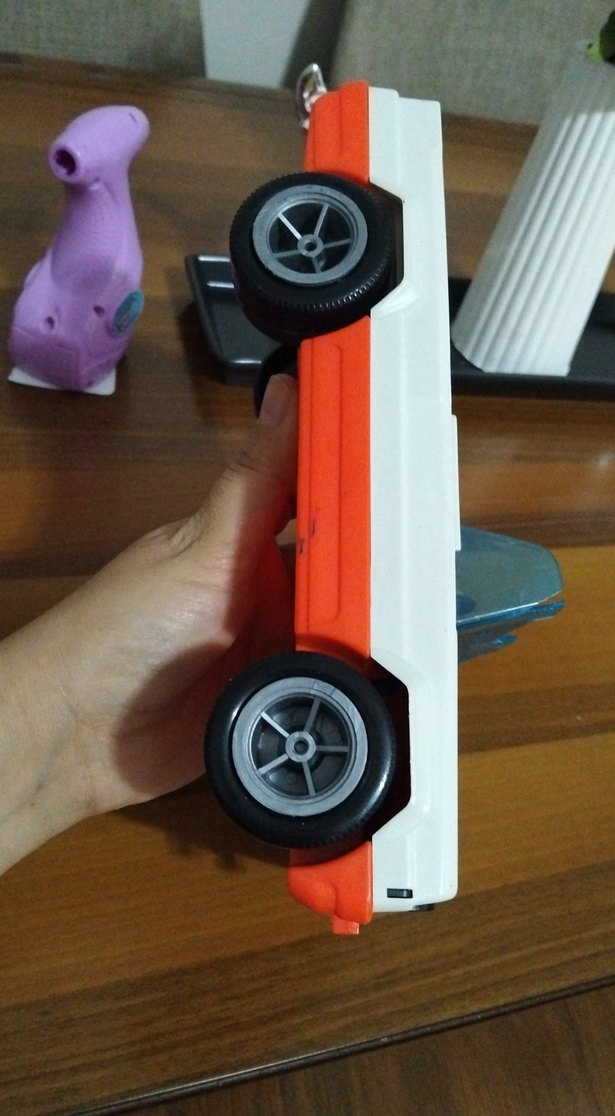 Beyaz Oyuncak Araba - Görsel 3