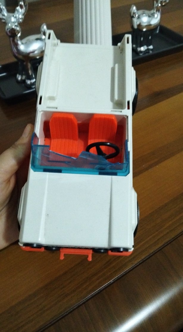 Beyaz Oyuncak Araba - Görsel 2