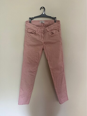 Pudra pembe pantolon