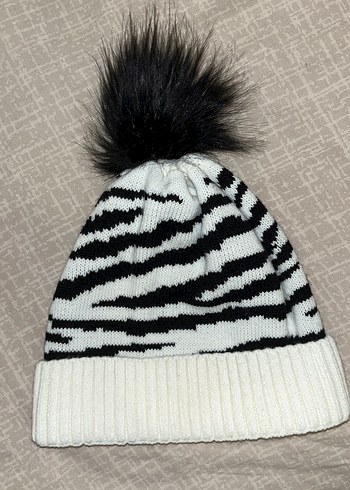 Siyah Beyaz Kürklü Kadın Bere - Görsel 2