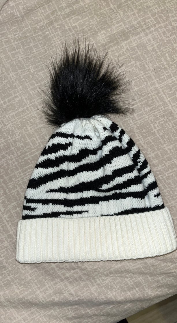 Siyah Beyaz Kürklü Kadın Bere - Görsel 2