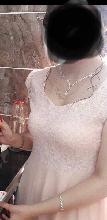 m Beden Somon rengi üst kısmı dantel etek kısmı tüllü astarlı kayık yaka