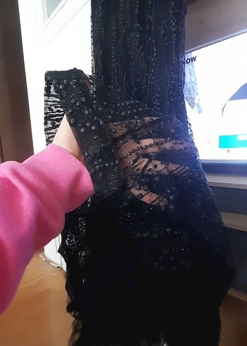 Boncuk İşlemeli Siyah Uzun V Yaka Gotik Elbise - Görsel 4