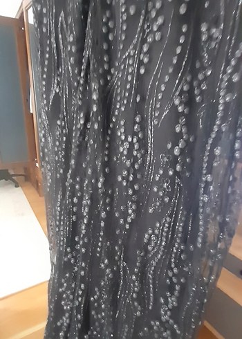 Boncuk İşlemeli Siyah Uzun V Yaka Gotik Elbise - Görsel 13