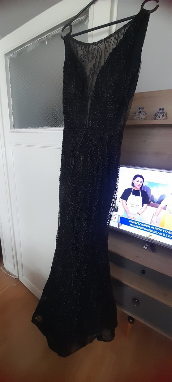 Boncuk İşlemeli Siyah Uzun V Yaka Gotik Elbise - Görsel 5