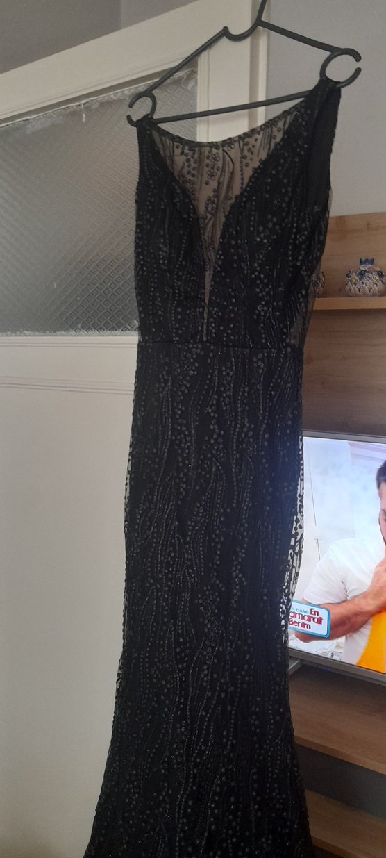 Boncuk İşlemeli Siyah Uzun V Yaka Gotik Elbise - Görsel 3