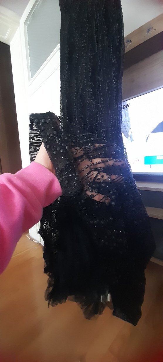 Boncuk İşlemeli Siyah Uzun V Yaka Gotik Elbise - Görsel 4