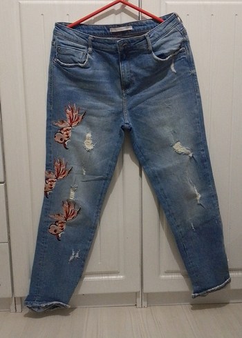 Zara Cicek İslemeli Mavi Yikamali Denim Jean