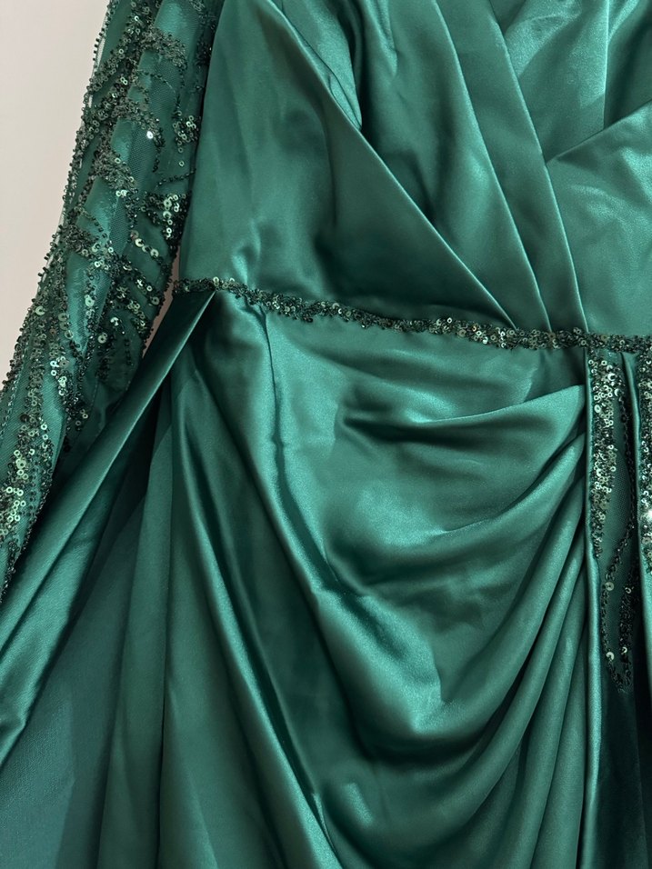 Uzun Kollu Yeşil İşlemeli Abiye Elbise - Görsel 3