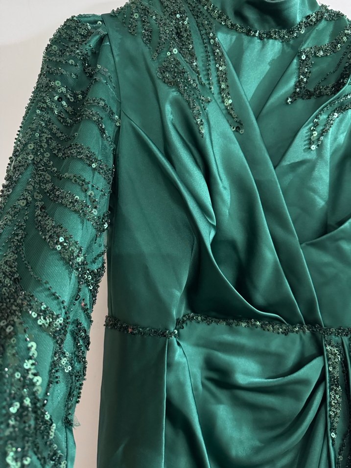 Uzun Kollu Yeşil İşlemeli Abiye Elbise - Görsel 4