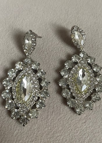 Mini İşlemeli Beyaz Gri Parlak Küpeler - Görsel 2