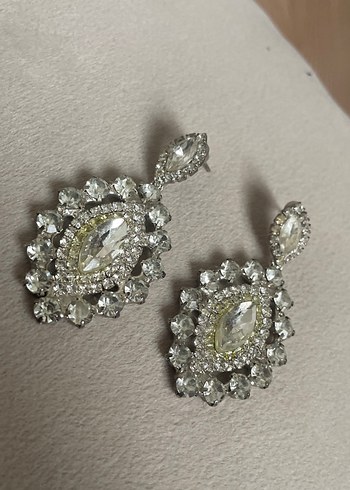 Mini İşlemeli Beyaz Gri Parlak Küpeler - Görsel 3