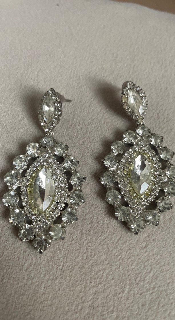 Mini İşlemeli Beyaz Gri Parlak Küpeler - Görsel 2