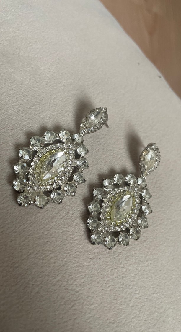 Mini İşlemeli Beyaz Gri Parlak Küpeler - Görsel 3