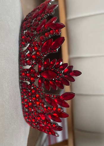 Kırmızı Parlak Taşlı Kadın Tacı - Görsel 5