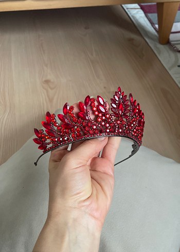 Kırmızı Parlak Taşlı Kadın Tacı - Görsel 2