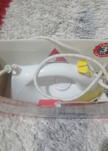 Beyaz Mini Ütü Sarı Düğmeli
