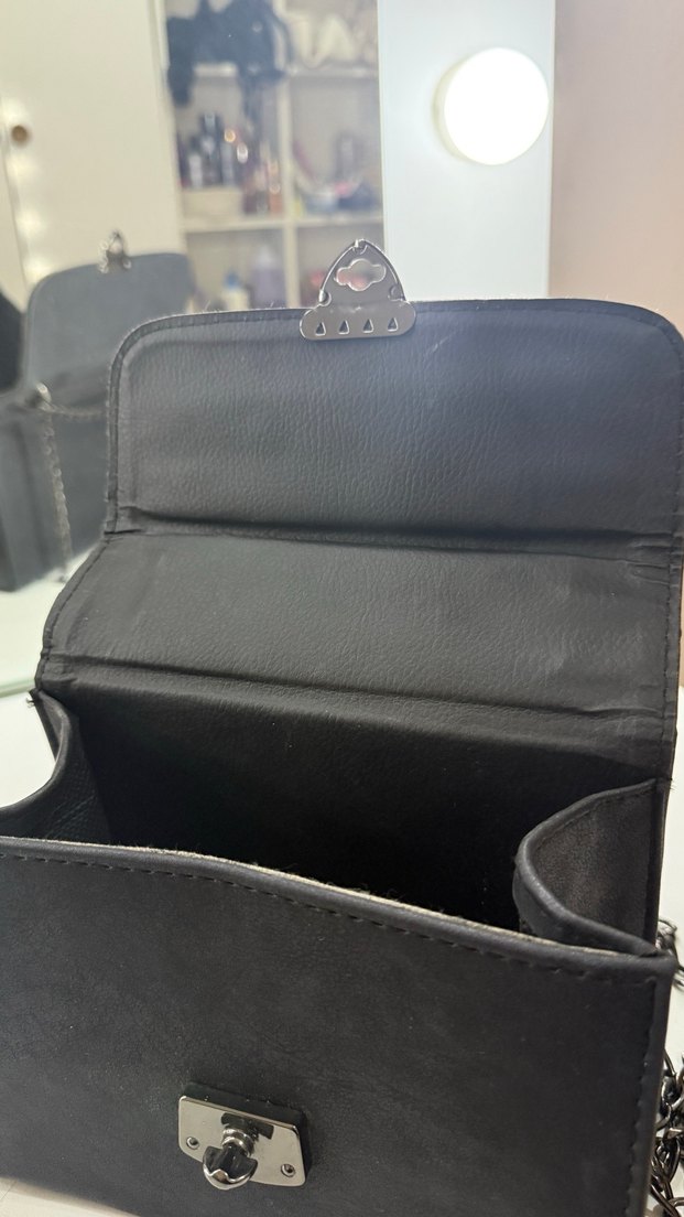 Zincir Detaylı Siyah Deri Çanta - Görsel 3