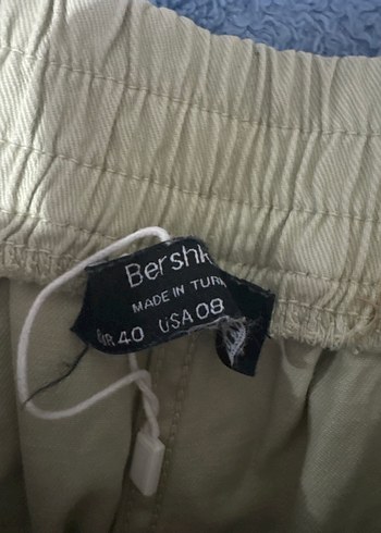 40 Beden camel Renk Zincir Detaylı Bej Rahat Kesim kargo cepli Bershka Pantolon