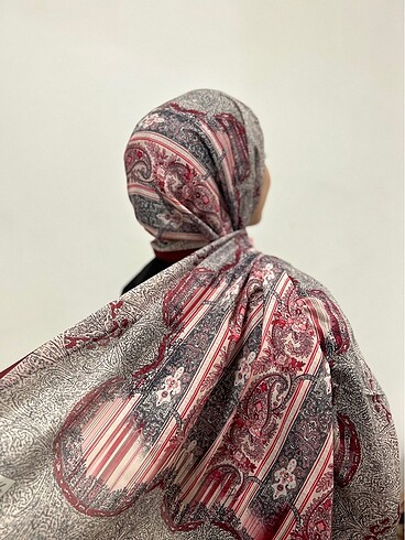 Bordo desenli şal