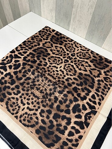 Leopar desen eşarp