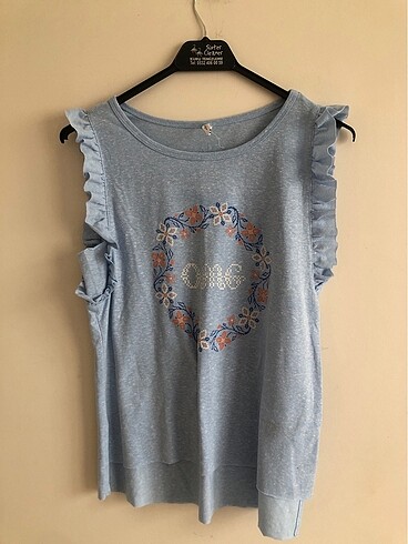 Kolları fırfır detaylı tshirt