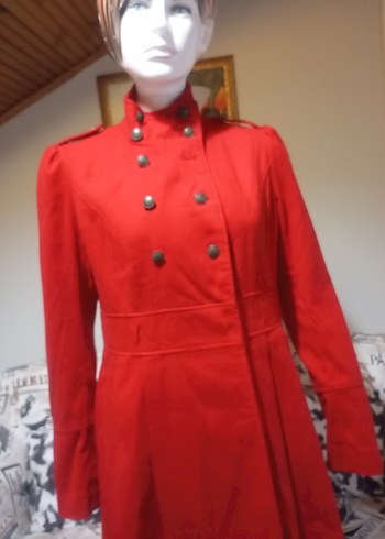 Kırmızı Düğmeli Kadın Kaban - Görsel 2