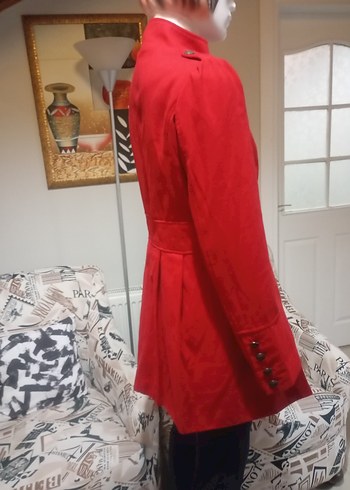 Kırmızı Düğmeli Kadın Kaban - Görsel 3