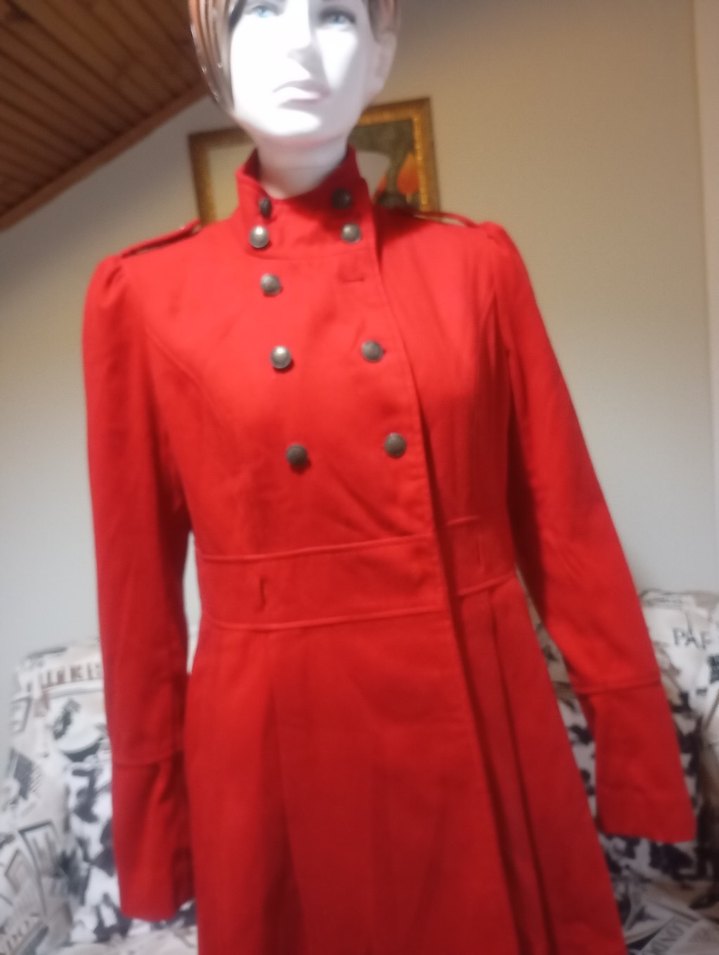 Kırmızı Düğmeli Kadın Kaban - Görsel 2