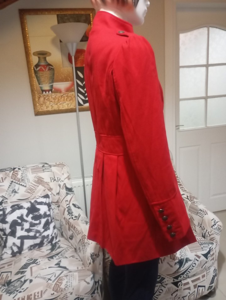 Kırmızı Düğmeli Kadın Kaban - Görsel 3