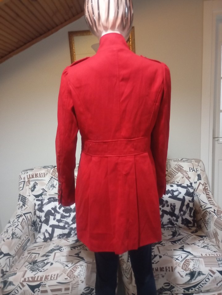 Kırmızı Düğmeli Kadın Kaban - Görsel 4
