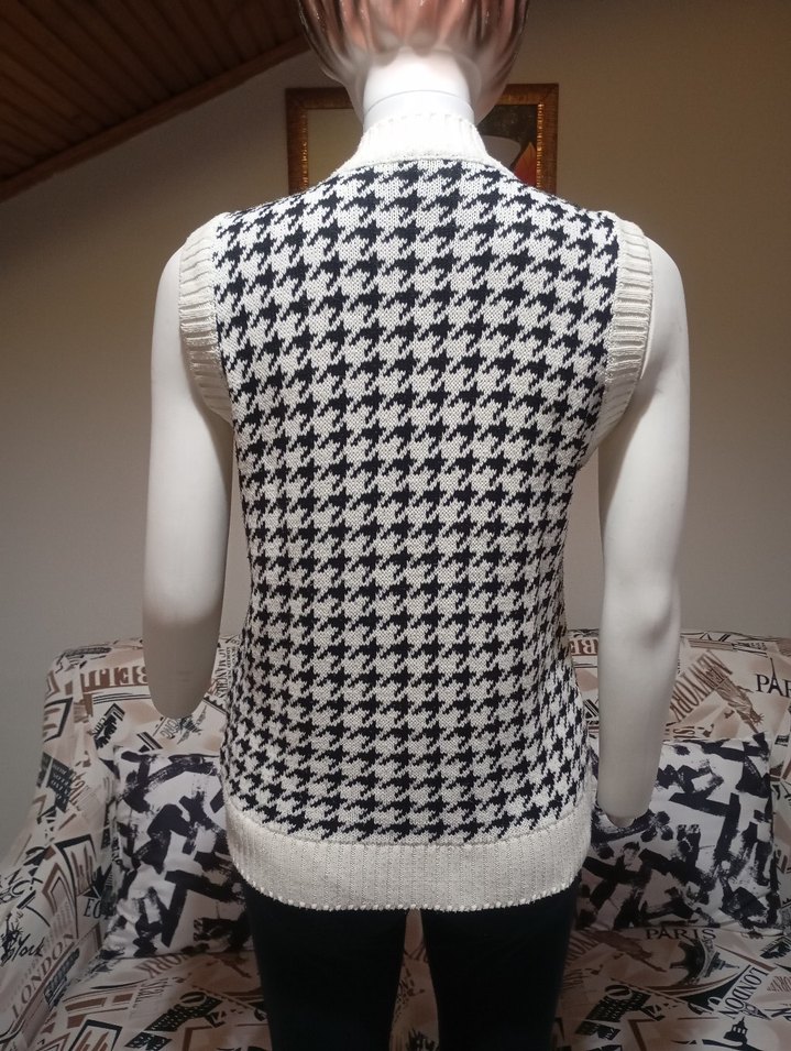 Gri V Yakalı Ekose Desenli Triko Süveter - Görsel 4