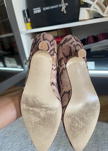Bej Süet Yılan Desenli Topuklu Ayakkabı - Görsel 4