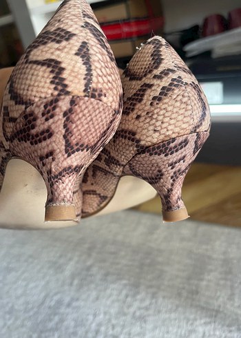 Bej Süet Yılan Desenli Topuklu Ayakkabı - Görsel 5
