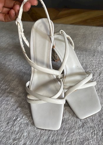 Beyaz Tokalı İnce Topuklu Minimalist Kadın Sandalet - Görsel 2