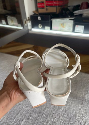 Beyaz Tokalı İnce Topuklu Minimalist Kadın Sandalet - Görsel 4