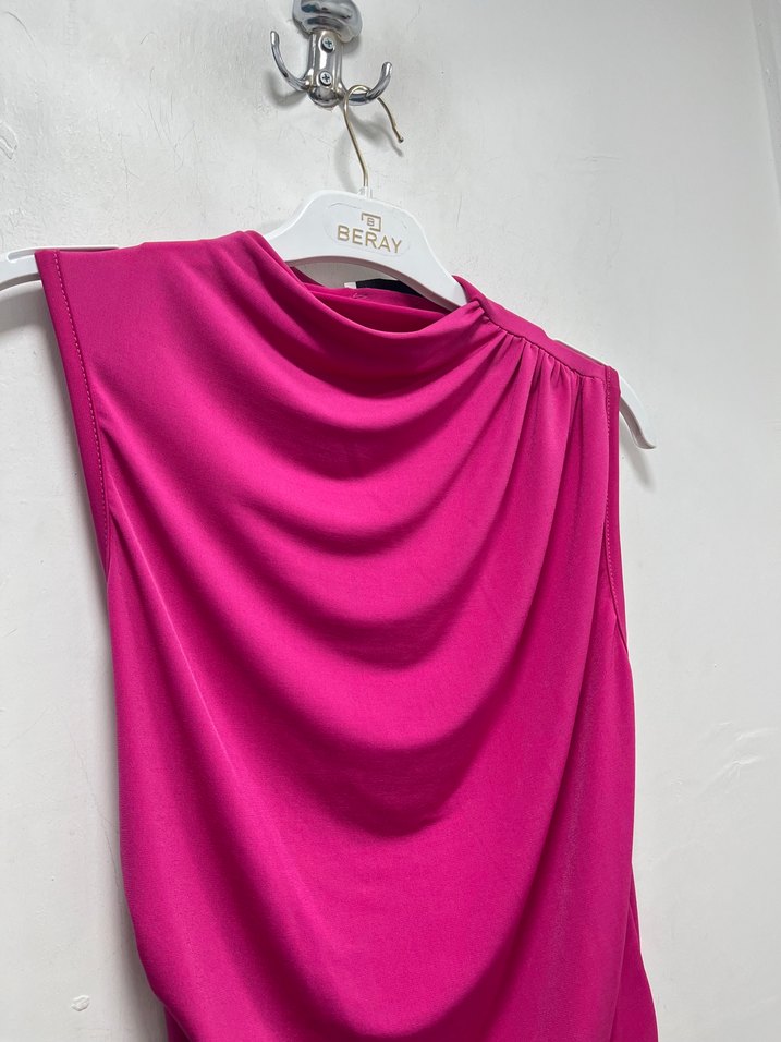 Pembe Drapeli Yüksek Yakalı Kolsuz Bluz - Görsel 4