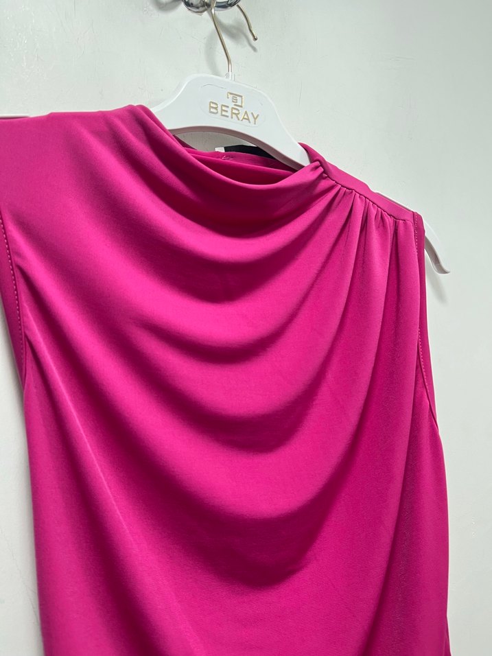 Pembe Drapeli Yüksek Yakalı Kolsuz Bluz - Görsel 2