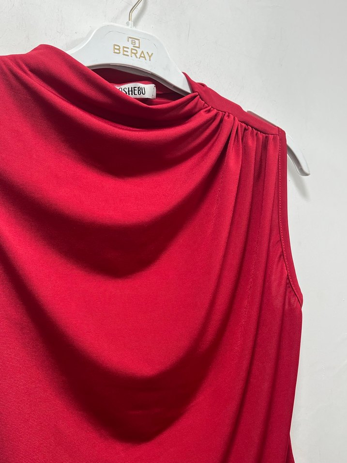 Önü büzgülü Kolsuz Kırmızı Bluz - Görsel 2