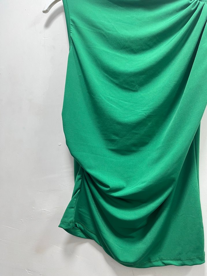 Önü Büzgülü Yeşil Kolsuz Yüksek Yakalı Bluz - Görsel 3