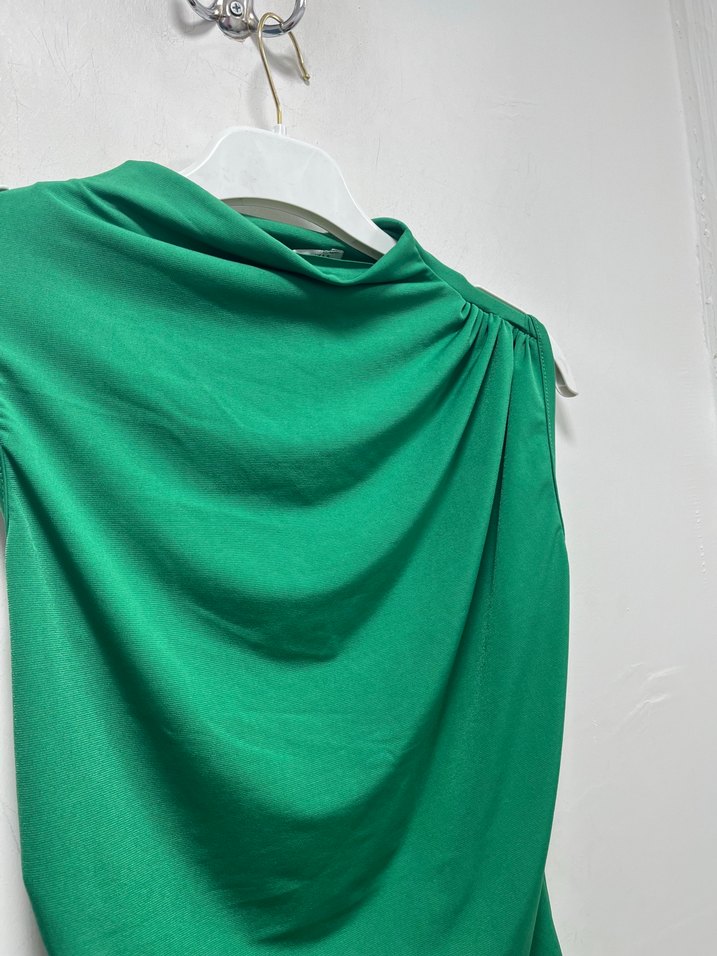 Önü Büzgülü Yeşil Kolsuz Yüksek Yakalı Bluz - Görsel 2