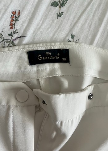 Kadın Beyaz Normal Kesim Kumaş Pantolon - Görsel 3