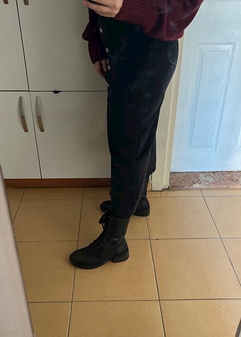 Düğmeli Siyah Süet Midi Etek - Görsel 3