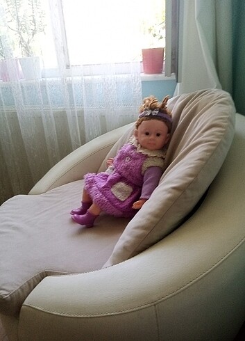 Oturan gerçekçi bebek