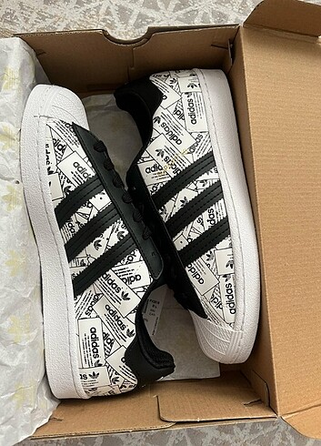 42 Beden beyaz Renk Adidas Spor ayakkabı 42 numara 