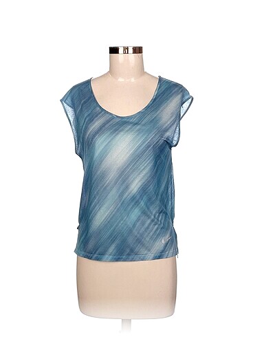 Nike T-shirt %70 İndirimli.