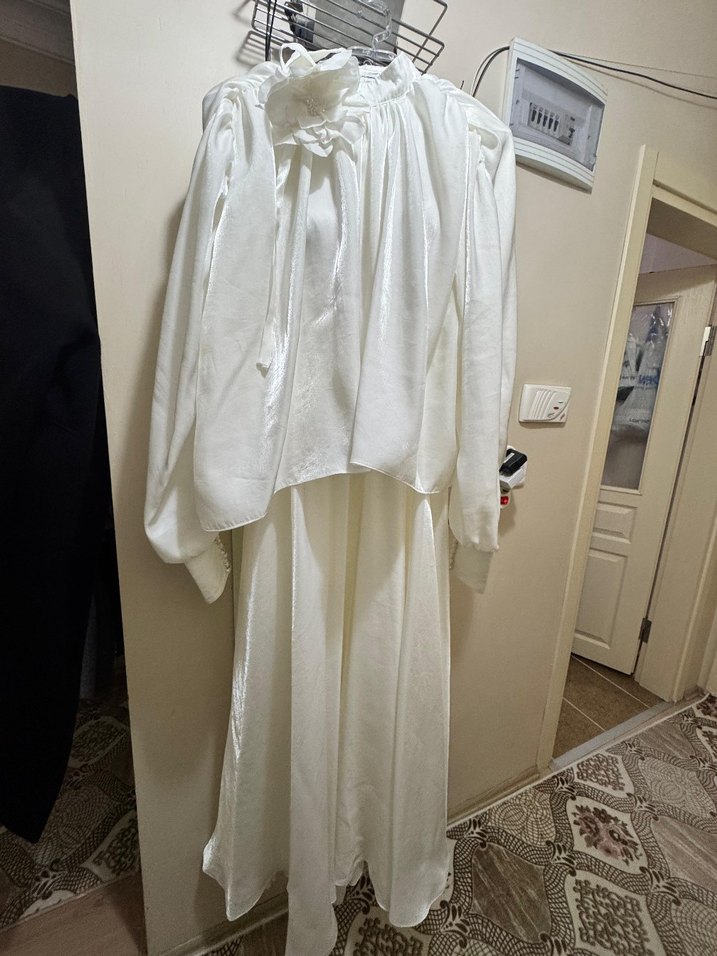 Uzun Beyaz Drape Detaylı Tesettür Abiye - Görsel 4