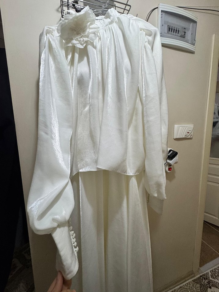 Uzun Beyaz Drape Detaylı Tesettür Abiye - Görsel 2