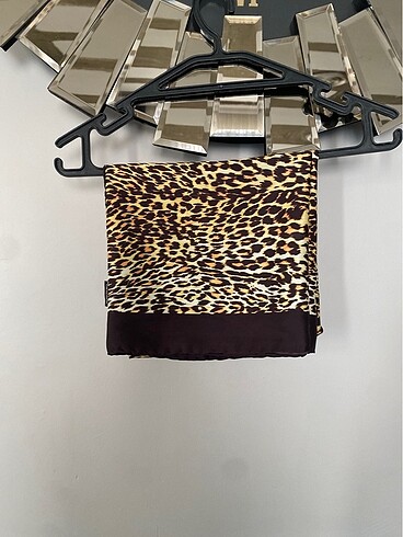 Leopar desenli baş örtü